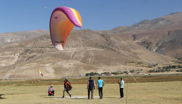 Yamaç paraşütü hedef eğitimi başladı